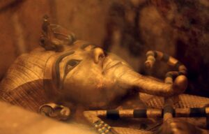 Faraonul Tutankhamon – Iata cum arata MASCA sa mortuara din aur – VIDEO