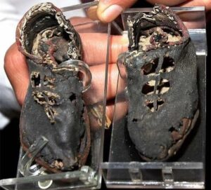 Descoperire remarcabilă a unei perechi de pantofi pentru copii vechi de 2000 de ani în ruinele de la Palmyra